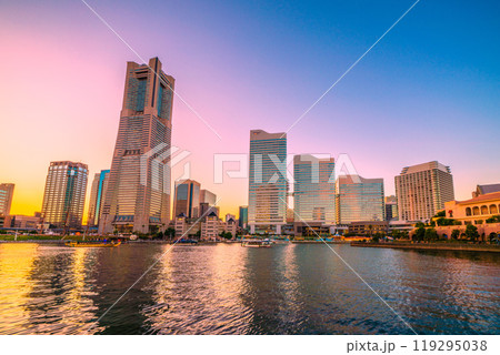 日本の横浜都市景観　10月。横浜ランドマークタワーや夕日、みなとみらいの街を望む＝13日 119295038