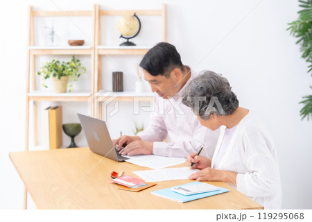 親子で終活　母　息子 119295068