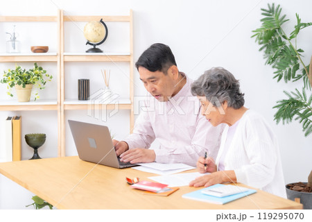 親子で終活　母　息子 119295070