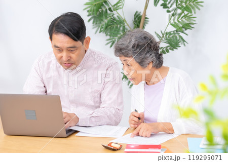 親子で終活　母　息子 119295071