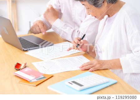 親子で終活　母　息子 119295080