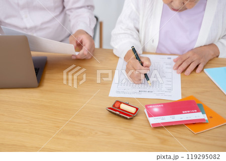 親子で終活　母　息子 119295082