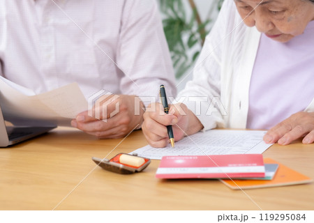 親子で終活　母　息子 119295084