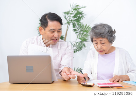 親子で終活　母　息子 119295086
