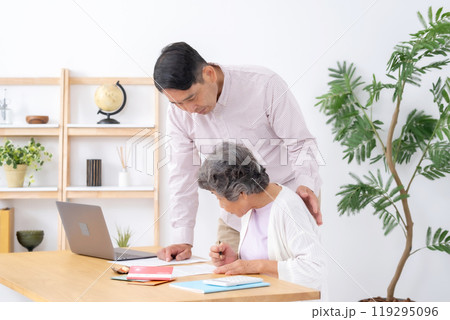 親子で終活　母　息子 119295096