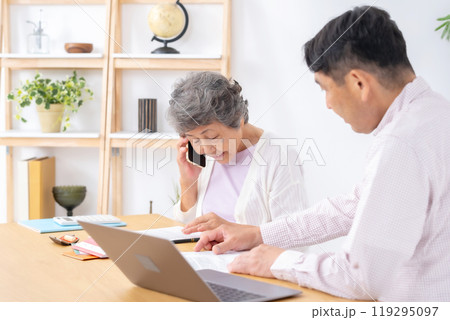 親子で終活　母　息子　スマホ 119295097