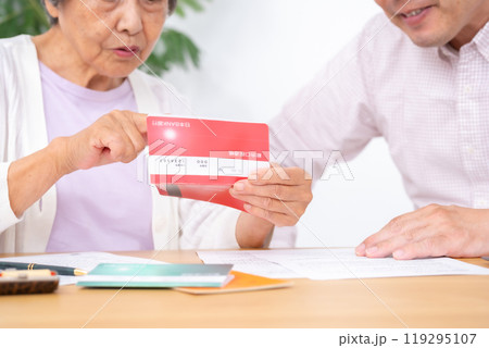 親子で終活 母 息子 通帳 手元 親子で終活 母 息子 通帳 手元 119295107
