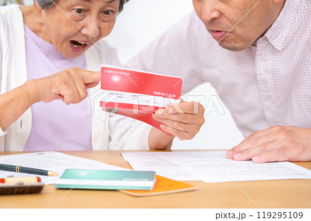 親子で終活 母 息子 通帳 親子で終活 母 息子 通帳 119295109