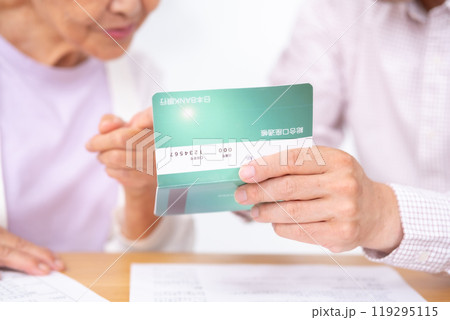 親子で終活　母　息子　通帳　手元 119295115
