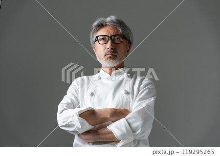 シェフ 料理人 シニア男性 シェフ 料理人 シニア男性 119295265