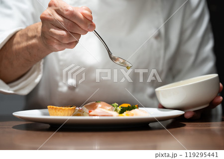 前菜を盛り付けるシェフ　手元 119295441