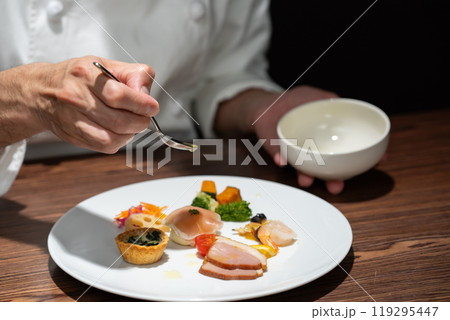 前菜を盛り付けるシェフ　手元 119295447