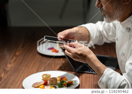 料理の写メを撮るシェフ　手元 119295462