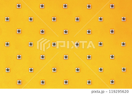 オレンジ色の背景で星マークの四角いウッドキューブが並ぶパターン オレンジ色の背景で星マークの四角いウッドキューブが並ぶパターン 119295620