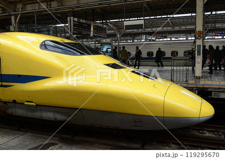 ポスタリゼーション調新大阪駅にて 119295670