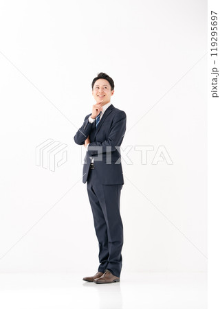 ビジネスマン 全身 縦 白背景 ビジネスマン 全身 縦 白背景 119295697