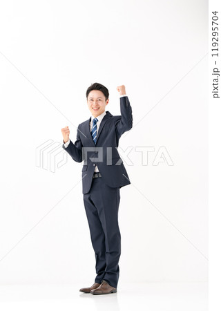 ビジネスマン　全身　縦　白背景　ガッツポーズ 119295704