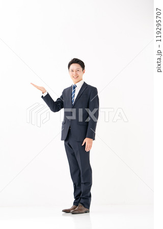 ビジネスマン 全身 縦 白背景 手かざし ビジネスマン 全身 縦 白背景 手かざし 119295707