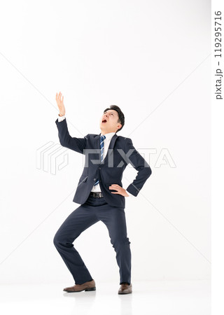 腰痛のビジネスマン 119295716