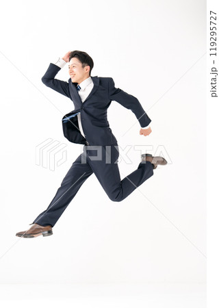 ビジネスマン 飛躍 ジャンプ 全身 ビジネスマン 飛躍 ジャンプ 全身 119295727