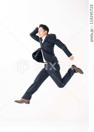 ビジネスマン 飛躍 ジャンプ 全身 ビジネスマン 飛躍 ジャンプ 全身 119295728