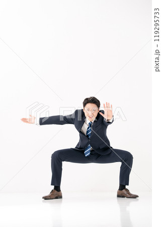 四股を踏むビジネスマン　 119295733