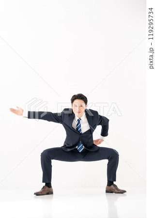 四股を踏むビジネスマン　 119295734