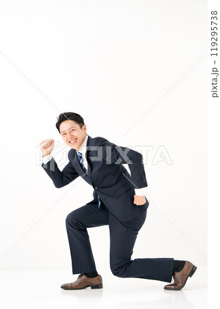 走り出すビジネスマン 119295738