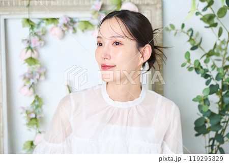 額縁の前の女性 額縁の前の女性 119295829