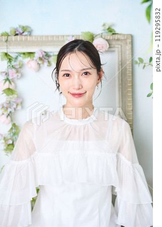 額縁の前の女性 額縁の前の女性 119295832