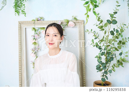 額縁の前の女性 額縁の前の女性 119295838