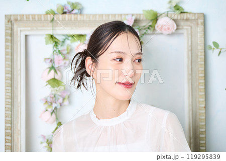 額縁の前の女性 額縁の前の女性 119295839