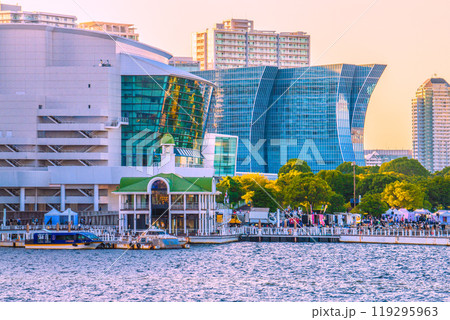 日本の横浜都市景観10月。新港ふ頭客船ターミナル側からカハラHやポートサイド地区(右端)などを望む 日本の横浜都市景観10月。新港ふ頭客船ターミナル側からカハラHやポートサイド地区(右端)などを望む 119295963