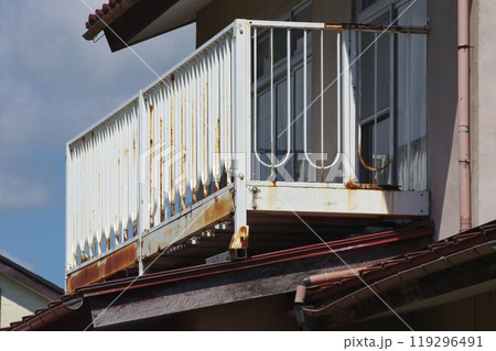 ベランダの塗料が劣化して錆びる 119296491