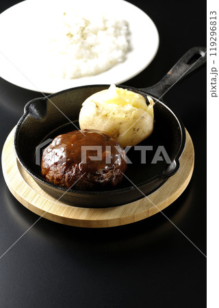 ハンバーグとじゃがバターとライスのセット 119296813