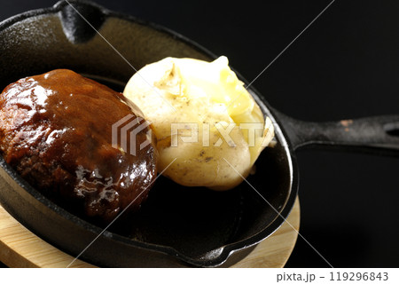 ハンバーグとじゃがバターを黒背景で撮影 ハンバーグとじゃがバターを黒背景で撮影 119296843