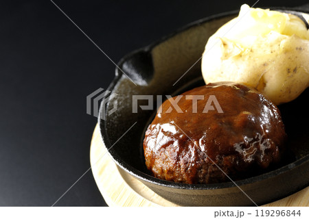 ハンバーグとじゃがバターを黒背景で撮影 119296844