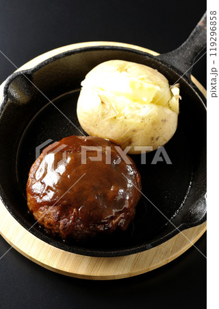 ハンバーグとじゃがバターを黒背景で撮影 119296858