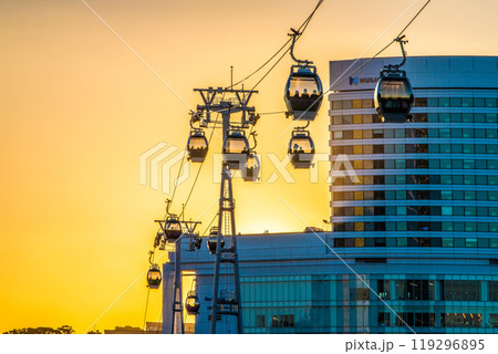 日本の横浜都市景観　10月。ロープウェイを望む。奥はYOKOHAMA AIR CABIN桜木町駅方向 119296895