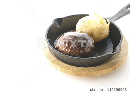 ハンバーグとじゃがバターを白背景で撮影 119296968