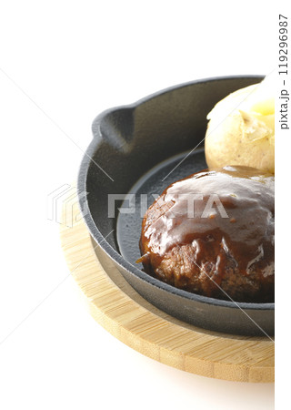 ハンバーグとじゃがバターを白背景で撮影 ハンバーグとじゃがバターを白背景で撮影 119296987