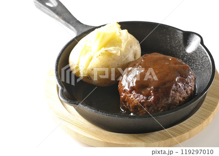 ハンバーグとじゃがバターを白背景で撮影 ハンバーグとじゃがバターを白背景で撮影 119297010