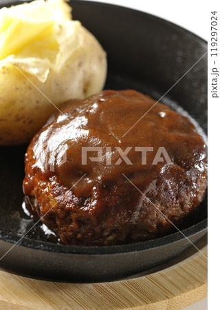 ハンバーグとじゃがバターを白背景で撮影 119297024