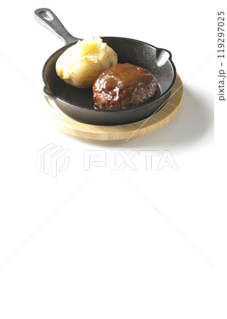 ハンバーグとじゃがバターを白背景で撮影 ハンバーグとじゃがバターを白背景で撮影 119297025