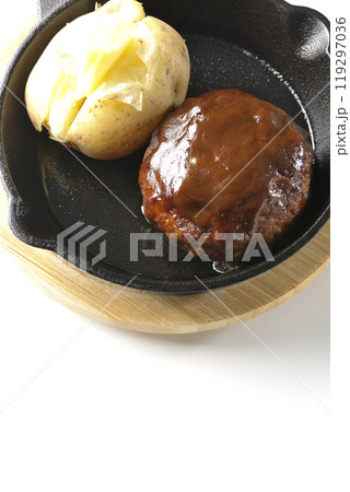 ハンバーグとじゃがバターを白背景で撮影 ハンバーグとじゃがバターを白背景で撮影 119297036