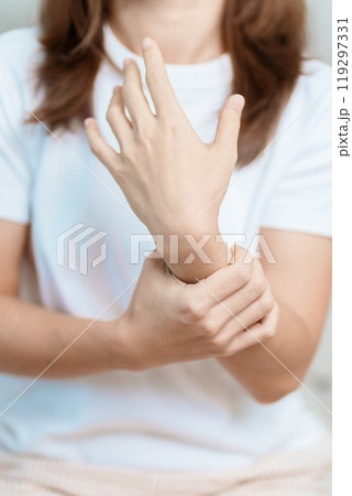 Woman having wrist pain at home, muscle ache due to De Quervain s tenosynovitis, ergonomic, Carpal Tunnel Syndrome or Office syndrome and Parkinson disease concept Woman having wrist pain at home, muscle ache due to De Quervain s tenosynovitis, ergonomic, Carpal Tunnel Syndrome or Office syndrome and Parkinson disease concept 119297331