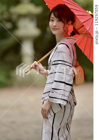 浴衣を着た若い女性のポートレート 浴衣を着た若い女性のポートレート 119297859