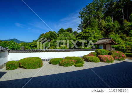 比叡山を望む借景式庭園 119298194