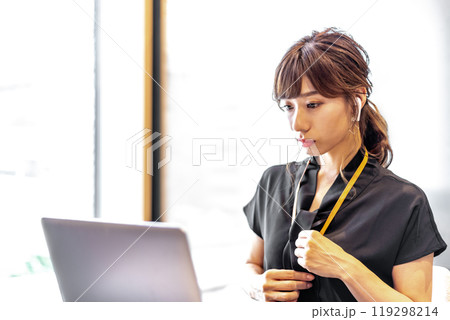 ミーティング前に身だしなみをチェックするビジネスパーソン 119298214