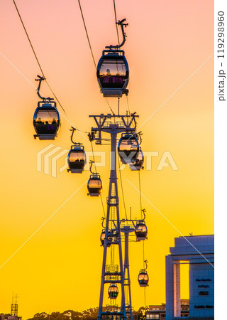 日本の横浜都市景観 10月。ロープウェイを望む。奥はYOKOHAMA AIR CABIN桜木町駅方向 日本の横浜都市景観 10月。ロープウェイを望む。奥はYOKOHAMA AIR CABIN桜木町駅方向 119298960